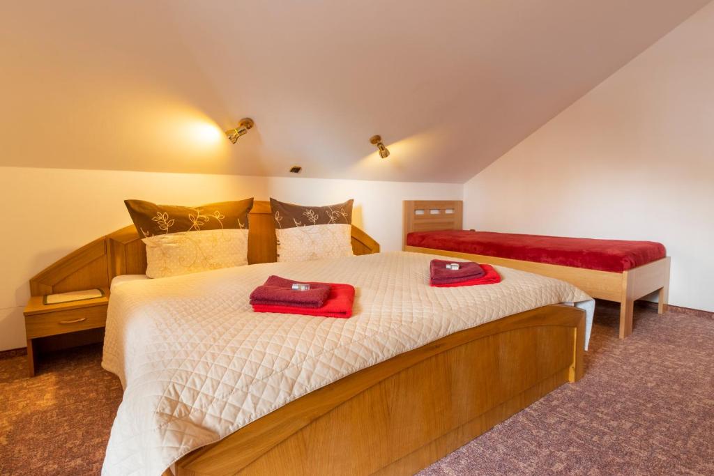 Postel nebo postele na pokoji v ubytování Hotel Karl