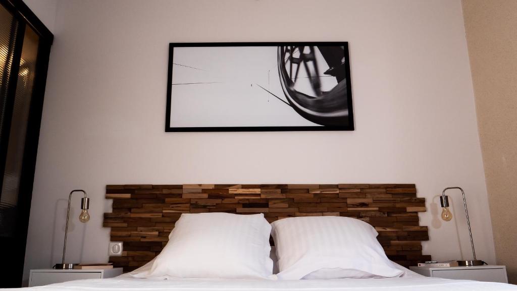 Postel nebo postele na pokoji v ubytování Hôtel Zadig
