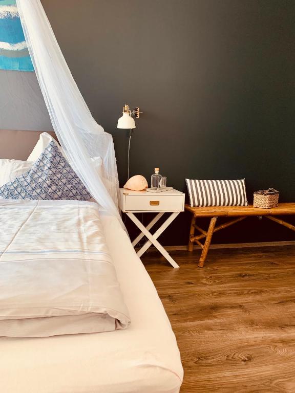 Postel nebo postele na pokoji v ubytování Aqua Hotel