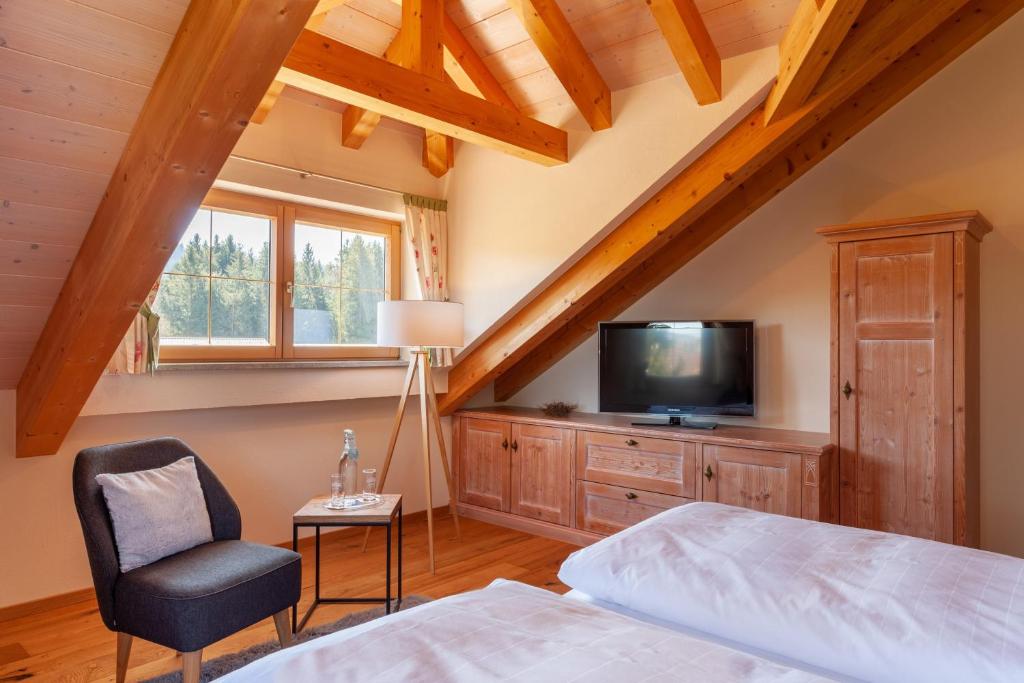 TV a/nebo společenská místnost v ubytování Hotel Natur-Landhaus Krone