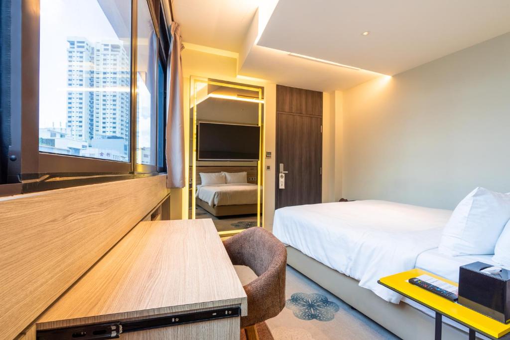 Giường trong phòng chung tại The Quay Hotel