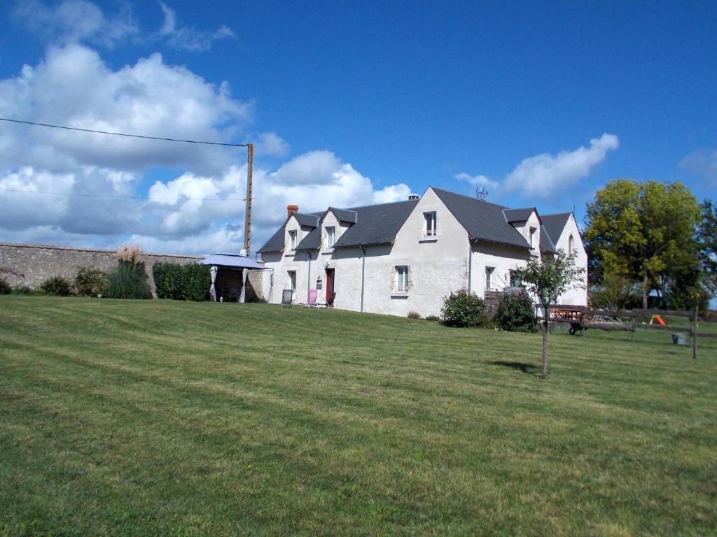 uma grande casa branca com um grande quintal em Domaine du Gué du Roi em Cléry-Saint-André