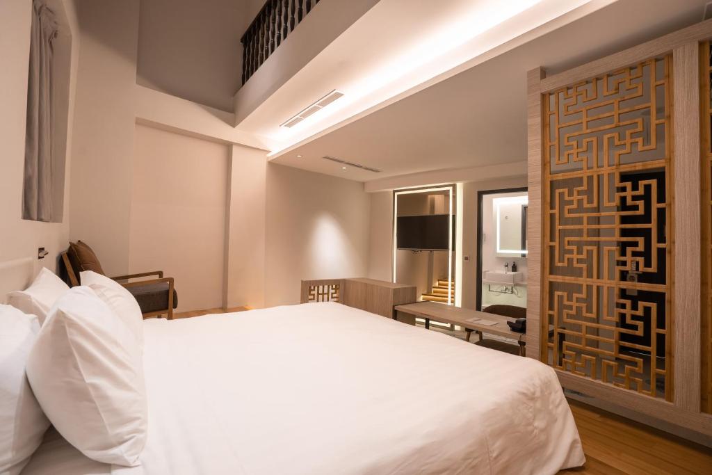 Giường trong phòng chung tại The Quay Hotel