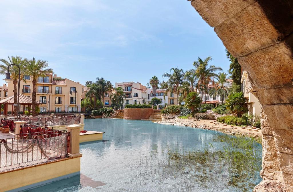 Bazén v ubytovaní PortAventura Hotel PortAventura - Includes unlimited access to PortAventura Park & 1 access to Ferrari Land alebo v jeho blízkosti