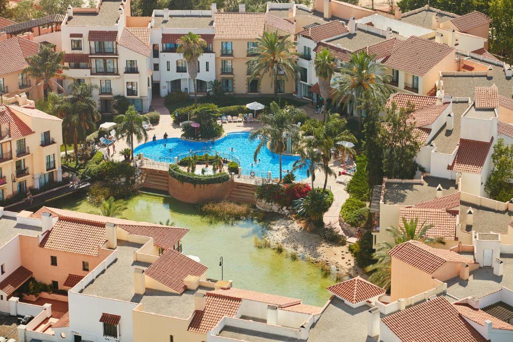 Bazén v ubytovaní PortAventura Hotel PortAventura - Includes unlimited access to PortAventura Park & 1 access to Ferrari Land alebo v jeho blízkosti