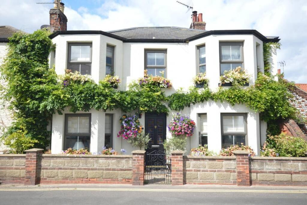 Moonfleet House, WintertononSea (updated prices 2024)