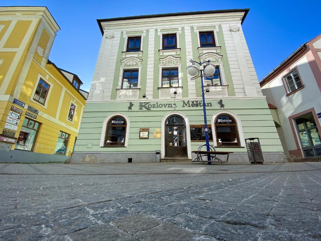 ein Gebäude mit einem Schild auf der Vorderseite in der Unterkunft Penzion Měšťan in Jindřichův Hradec