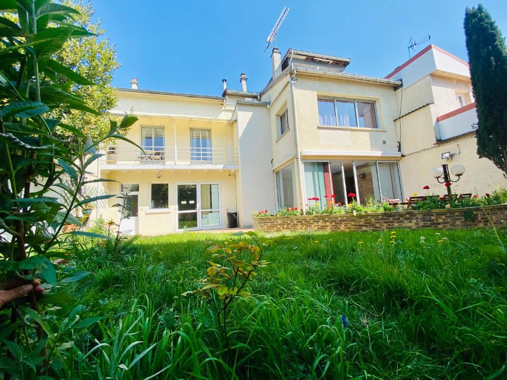 Reims Sherpa Guest House - 11