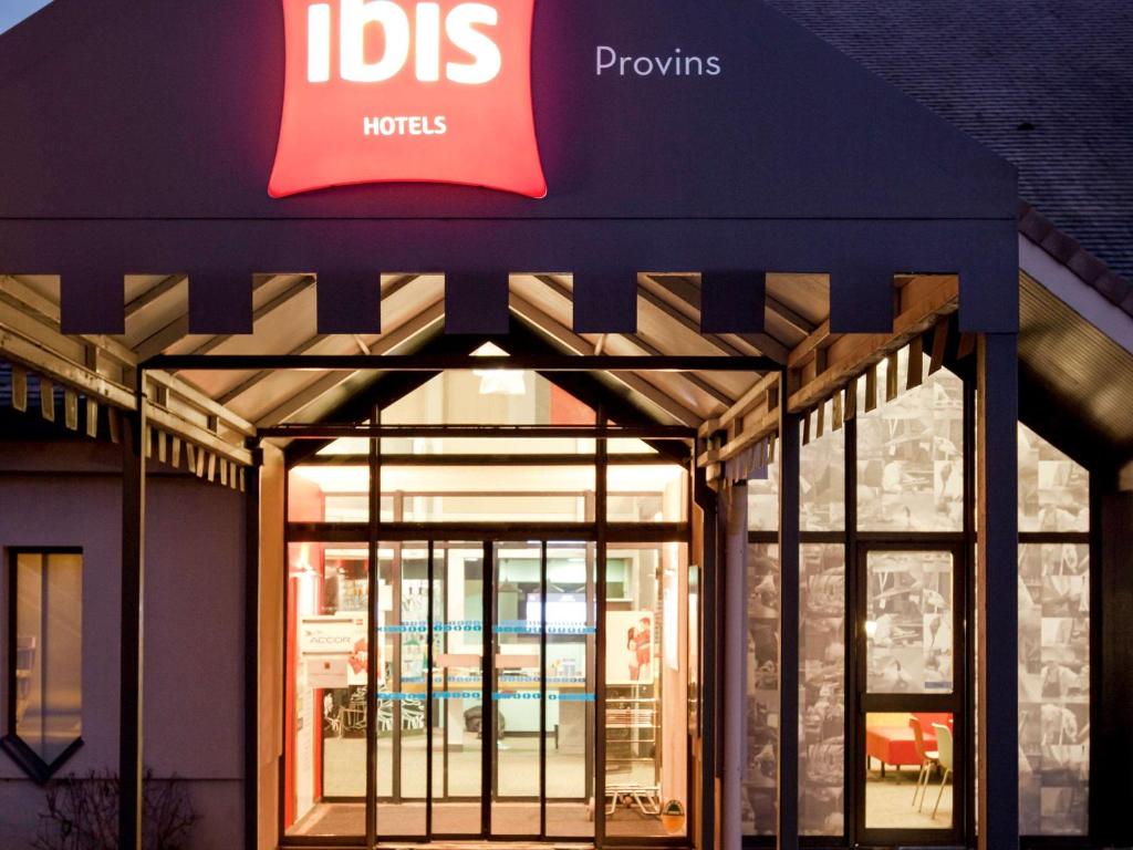 uma loja com um cartaz sobre a porta em Ibis Provins em Provins