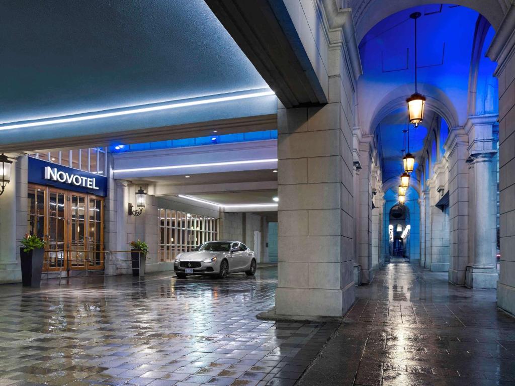 The Novotel Toronto Centre في تورونتو: سيارة متوقفة في وسط مبنى