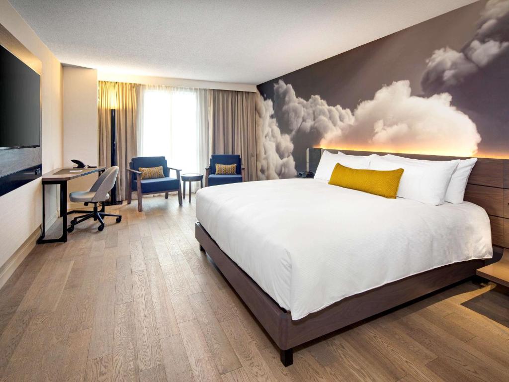 Postel nebo postele na pokoji v ubytování The Novotel Toronto Centre