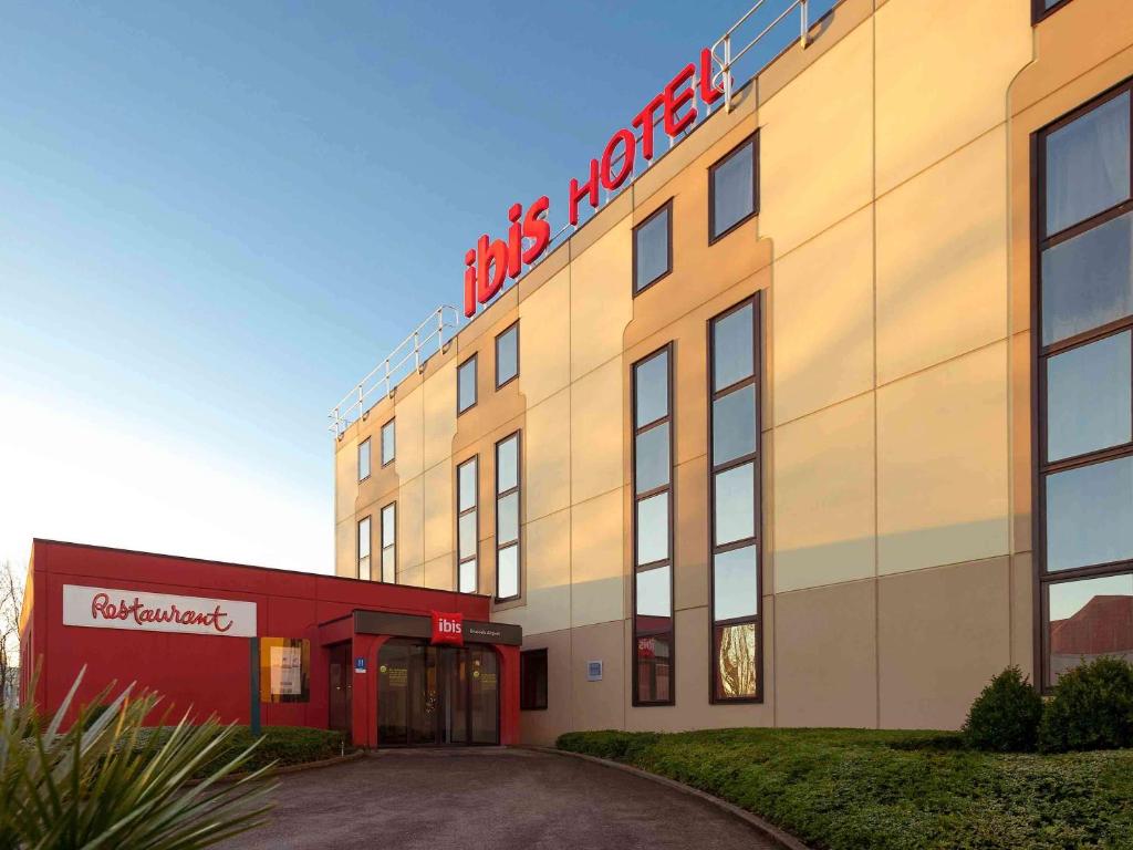 Un bâtiment avec un panneau en haut dans l'établissement ibis Hotel Brussels Airport, à Diegem