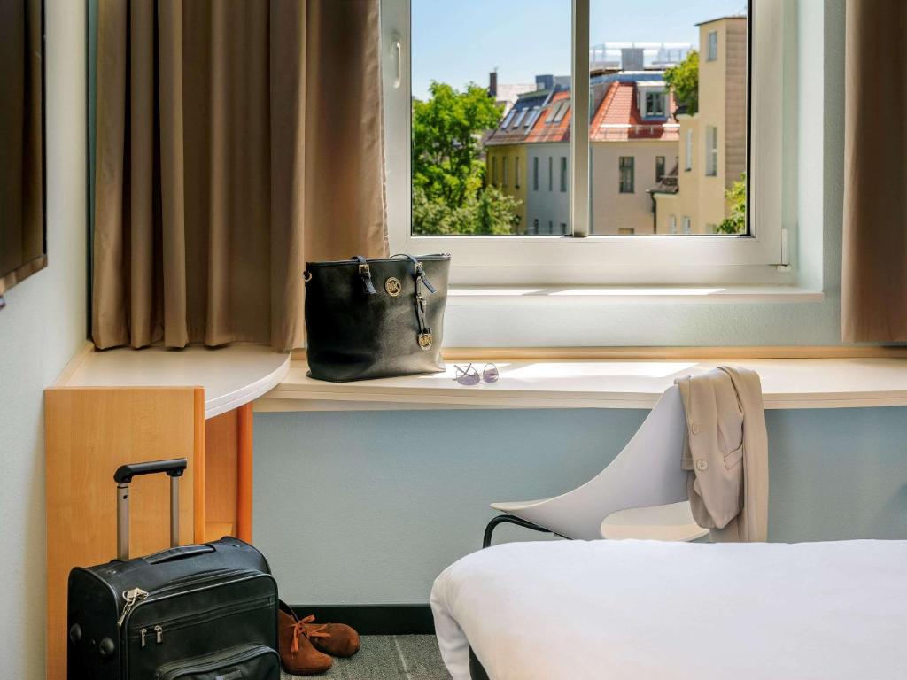 Postel nebo postele na pokoji v ubytování ibis Augsburg Koenigsplatz