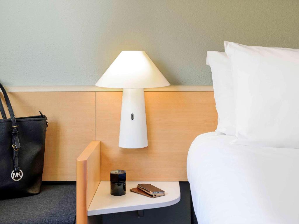 Postel nebo postele na pokoji v ubytování ibis Augsburg Koenigsplatz