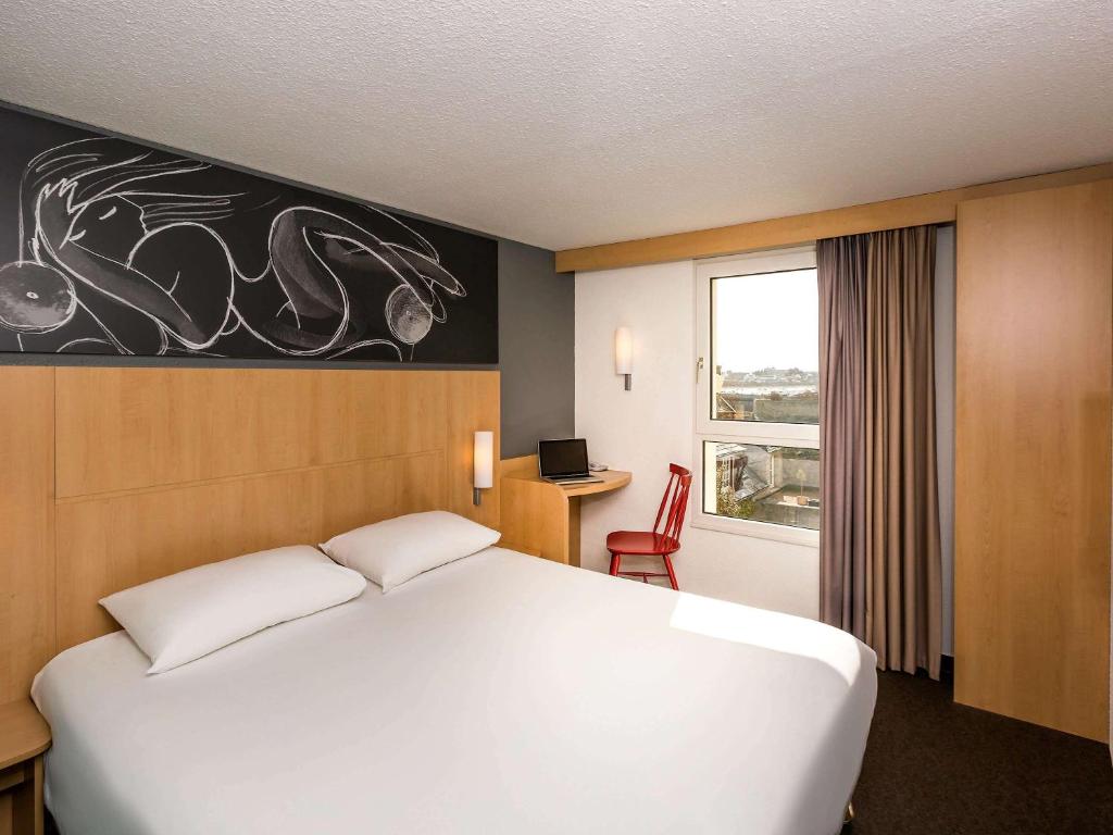 Postel nebo postele na pokoji v ubytování Ibis Roscoff