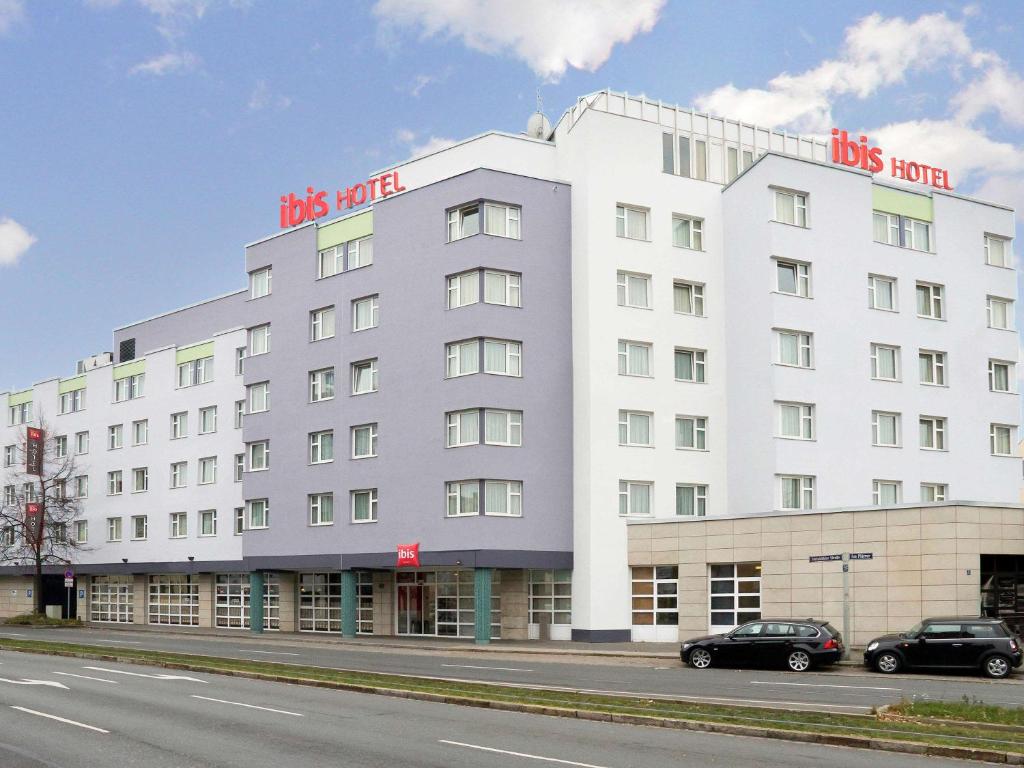 un edificio blanco con las palabras hotel bus en él en ibis Nürnberg City am Plärrer en Núremberg