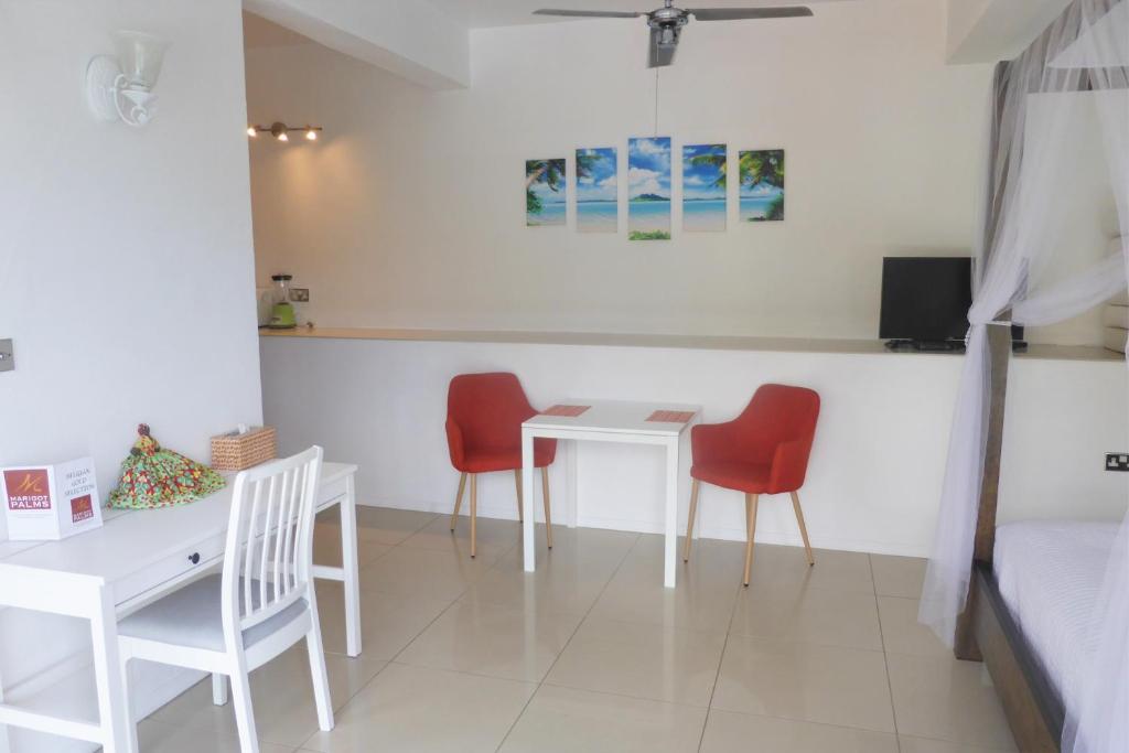 Телевизор и/или развлекательный центр в Marigot Palms Luxury Caribbean Apartment Suites