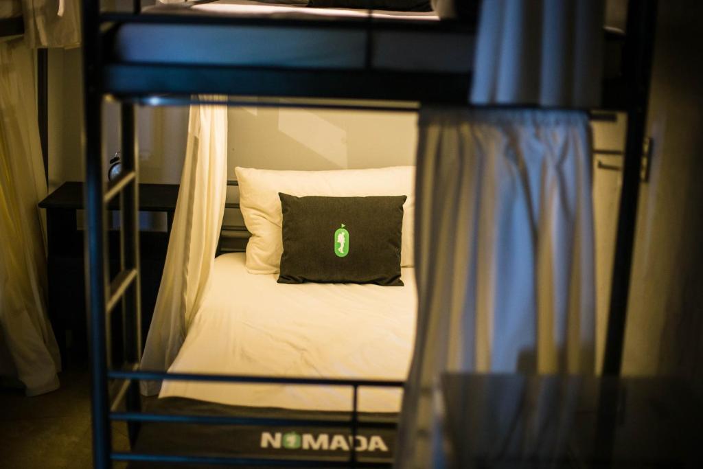 Postel nebo postele na pokoji v ubytování Nomada Urban Beach Hostel- Calle Loiza