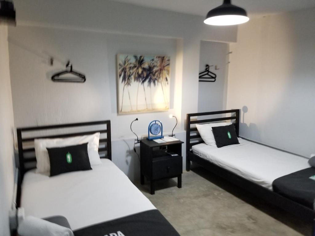 Postel nebo postele na pokoji v ubytování Nomada Urban Beach Hostel- Calle Loiza