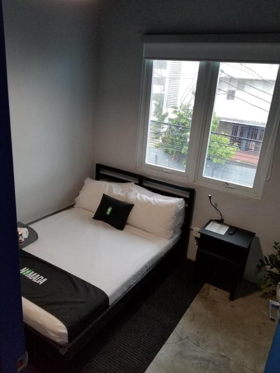 Postel nebo postele na pokoji v ubytování Nomada Urban Beach Hostel- Calle Loiza
