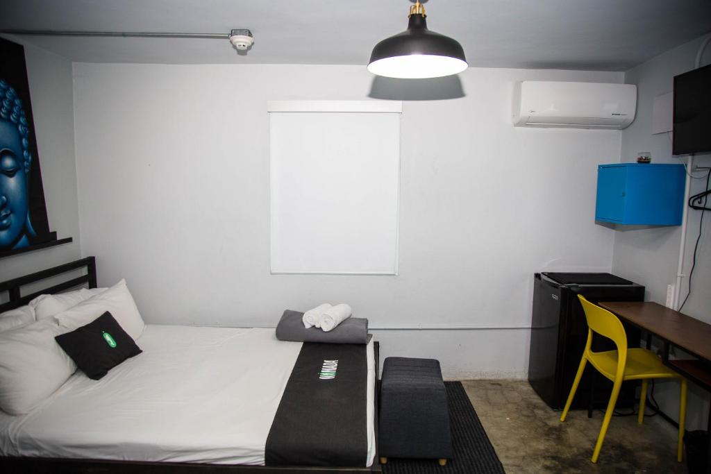 Postel nebo postele na pokoji v ubytování Nomada Urban Beach Hostel- Calle Loiza