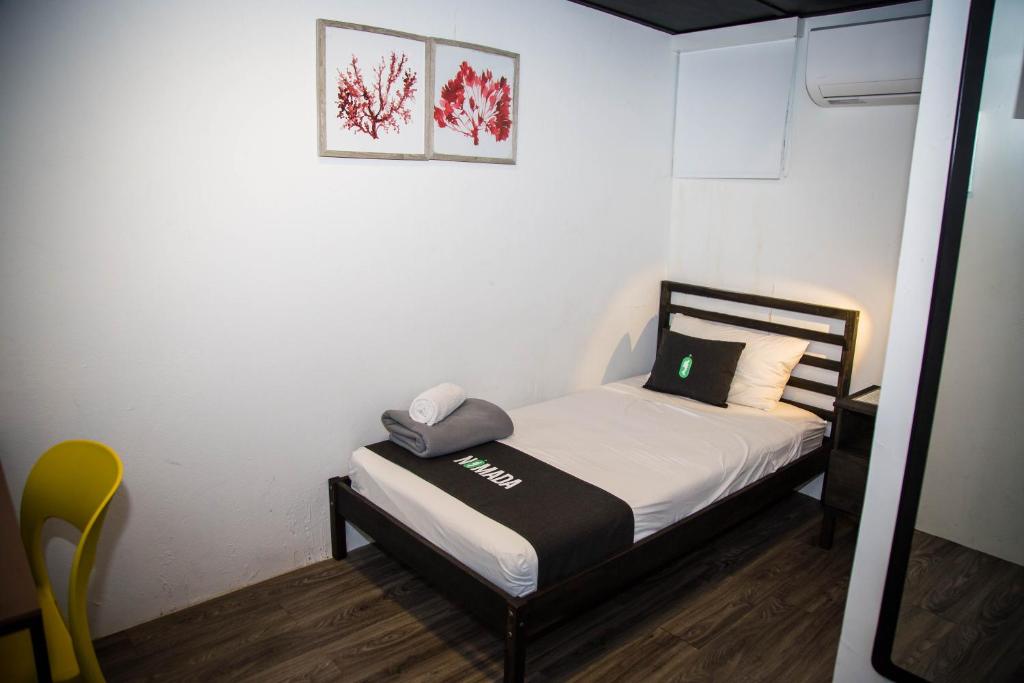 Postel nebo postele na pokoji v ubytování Nomada Urban Beach Hostel- Calle Loiza