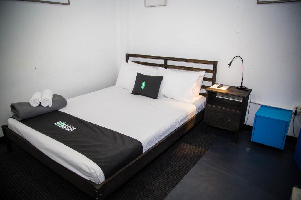 Postel nebo postele na pokoji v ubytování Nomada Urban Beach Hostel- Calle Loiza