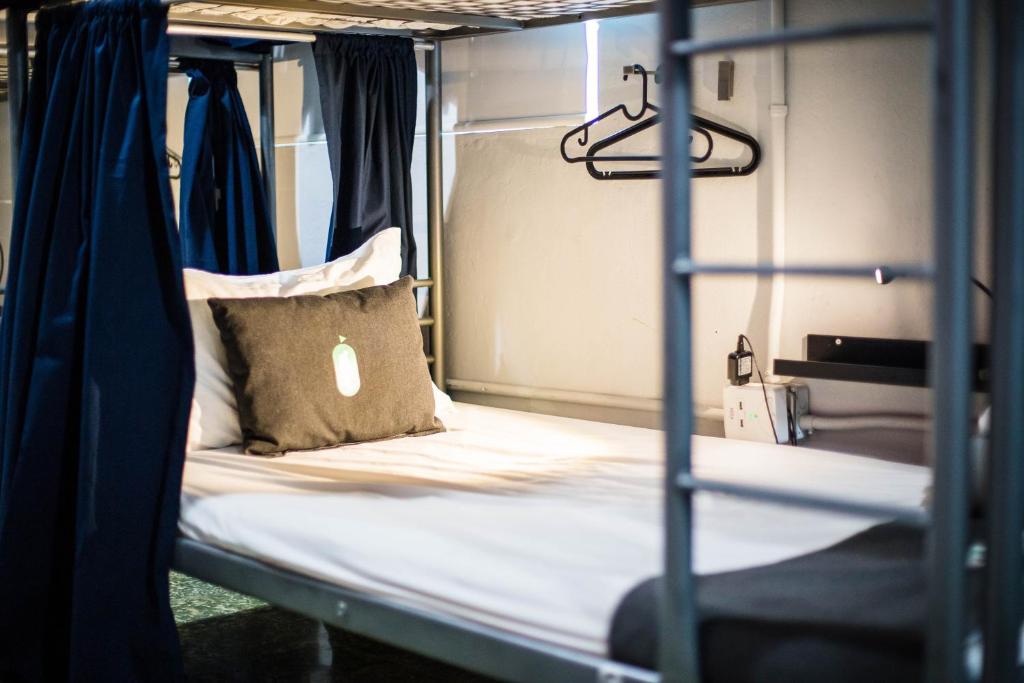 Säng eller sängar i ett rum på Nomada Urban Beach Hostel- Calle Loiza