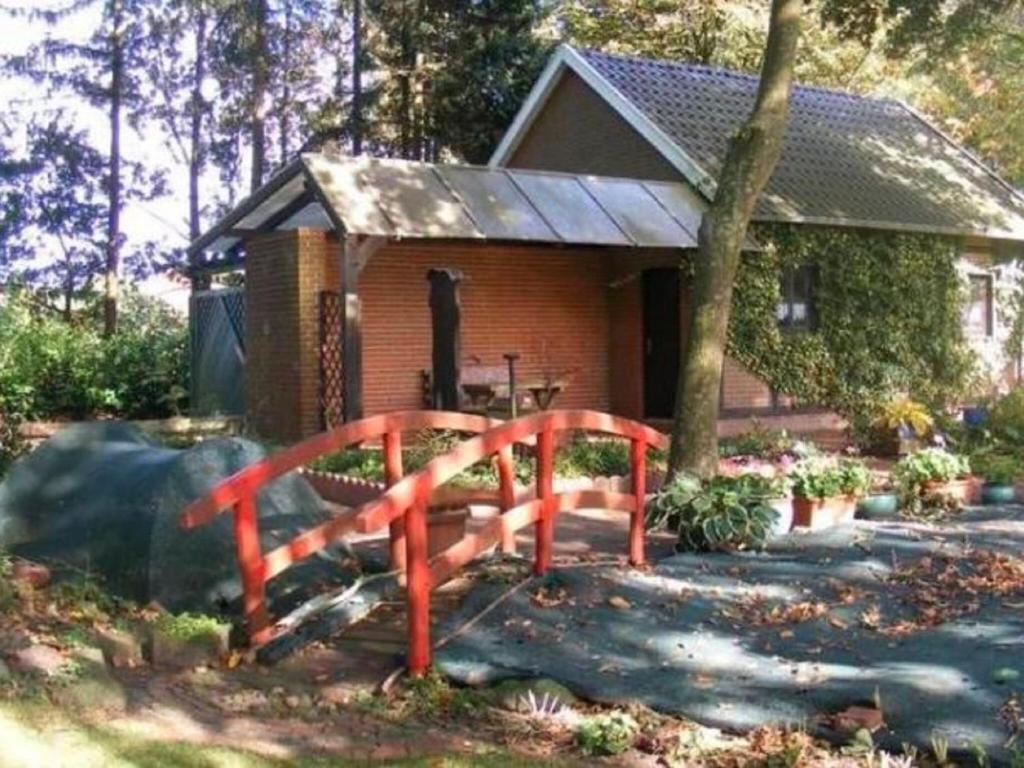 ein Haus mit einem roten Zaun davor in der Unterkunft Holiday home in Herzlake with garden in Herzlake