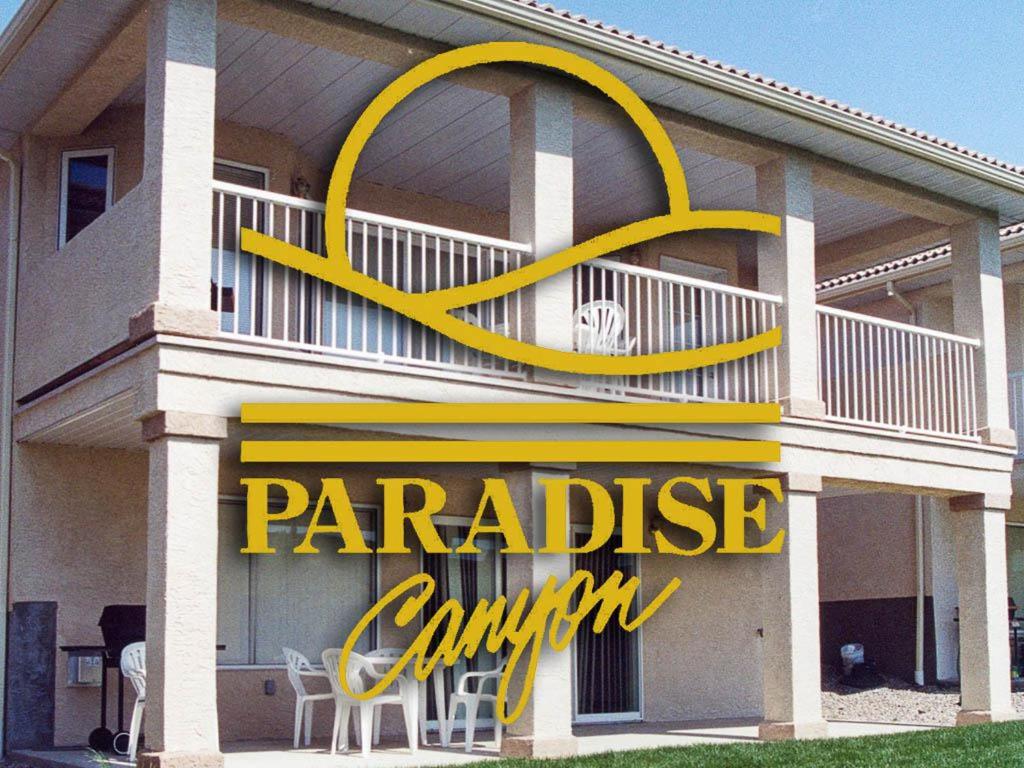een appartementsgebouw met een teken voor gelijkenis bij Paradise Canyon Golf Resort, Signature Condo 380 in Lethbridge