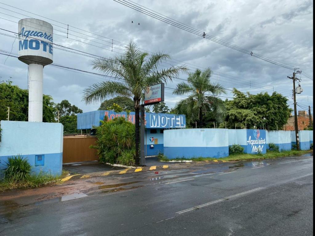 eine leere Straße mit einem Motelschild am Straßenrand in der Unterkunft Aquarius Motel IV in Araraquara