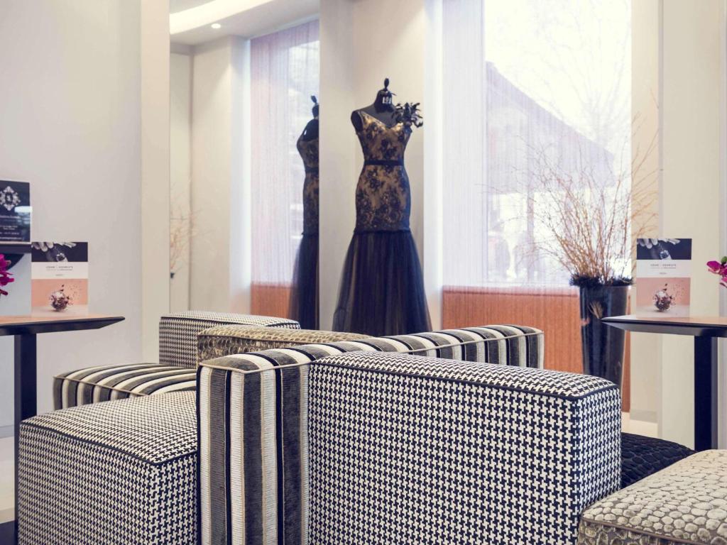 une robe sur un mannequin dans une pièce avec des chaises dans l'établissement Mercure Paris Place d'Italie, à Paris
