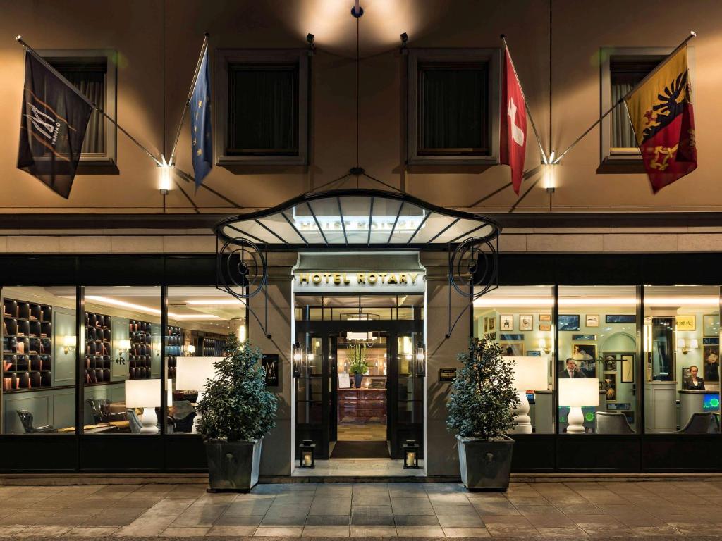 un front de magasin avec deux plantes en pot devant lui dans l'établissement Hotel Rotary Geneva - MGallery, à Genève