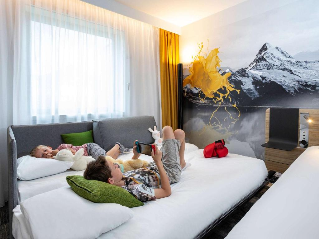 Postel nebo postele na pokoji v ubytování Novotel Annecy Centre