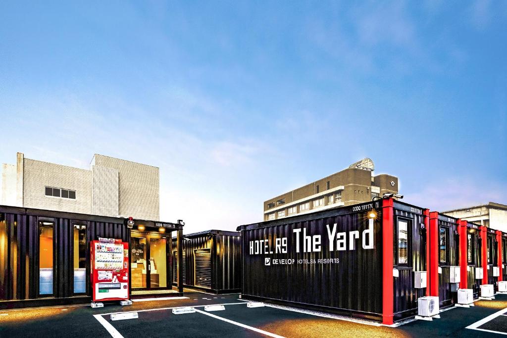 a group of shipping containers in a parking lot at HOTEL R9 The Yard Togane in Tōganemachi