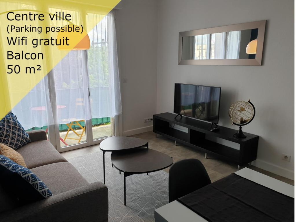 un salon avec un canapé et une télévision dans l'établissement COSMAO - Grand 2 pièces moderne & cosy proche de la gare et du centre, à Lorient