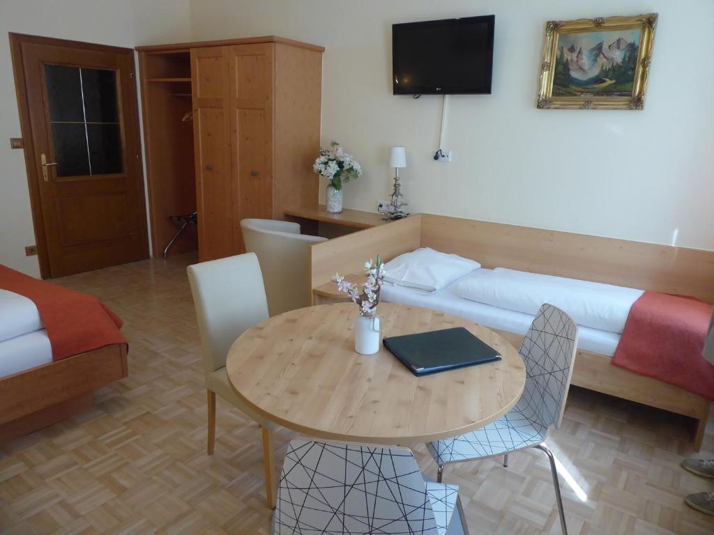 TV a/nebo společenská místnost v ubytování Adlerhof