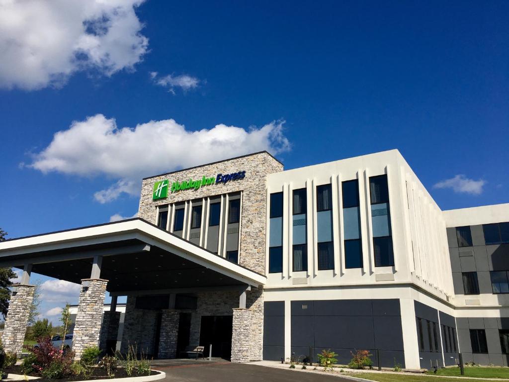 Un bâtiment avec un panneau en haut dans l'établissement Holiday Inn Express - Grand Island, an IHG Hotel, à Niagara Falls