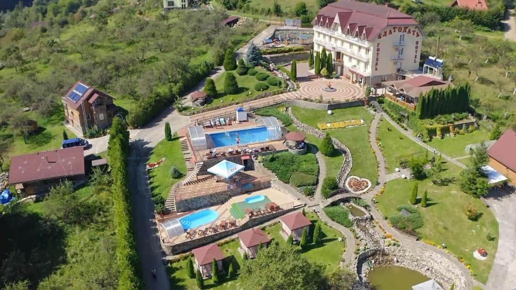 una vista aérea de un complejo con piscina en Blagodat en Shaian