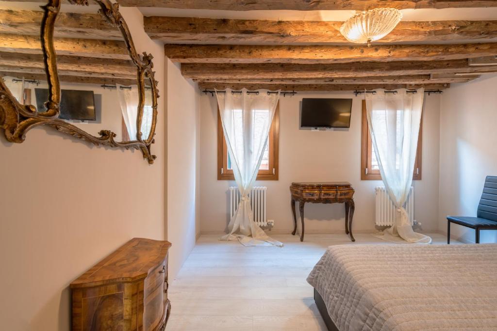um quarto com uma cama e uma mesa em ANDREA Venice FLAT 3rd Floor em Veneza