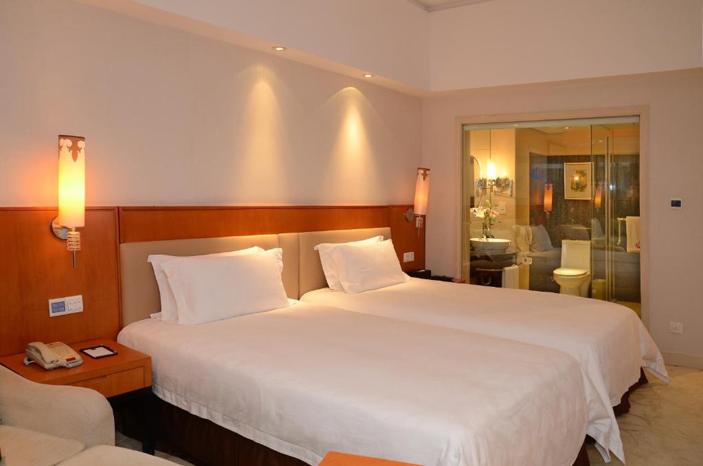 Postel nebo postele na pokoji v ubytování Dongguan Well Garden Hotel