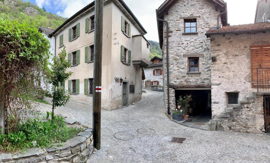 eine leere Straße in einem alten Steingebäude in der Unterkunft BnB Cà di sciavatin in San Vittore