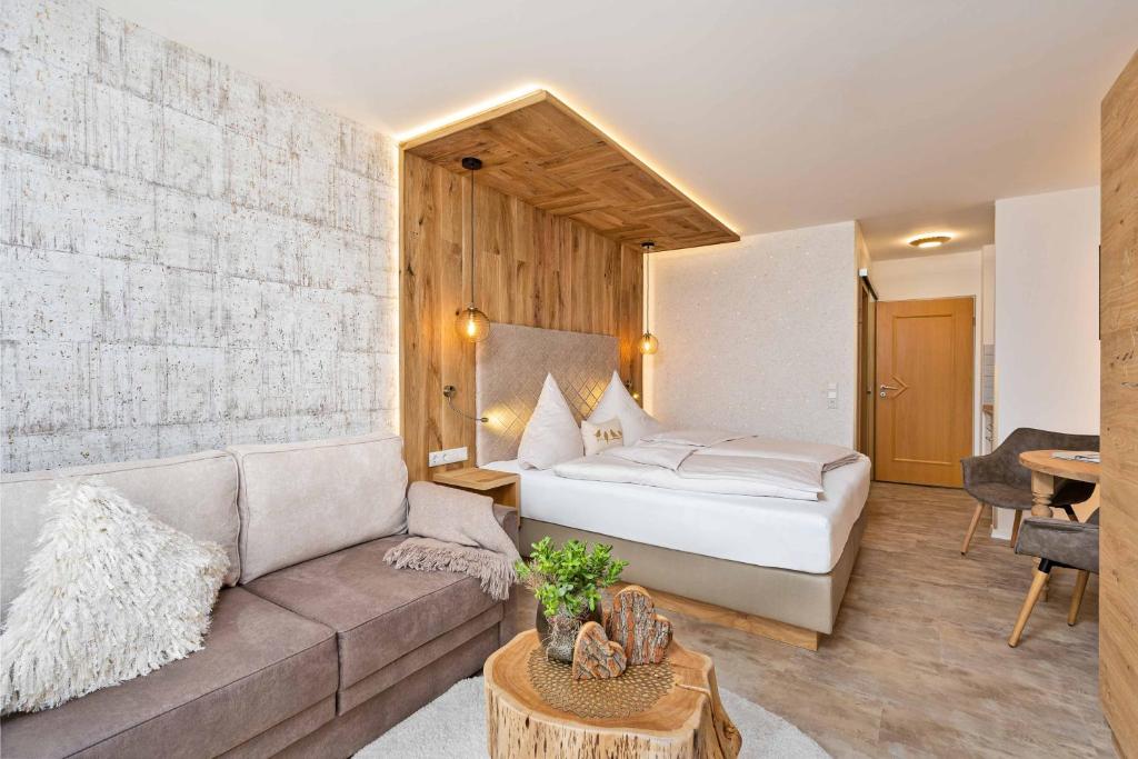 Postel nebo postele na pokoji v ubytování Fichtenwald-Ihr Boutique I Glück`s Hotel