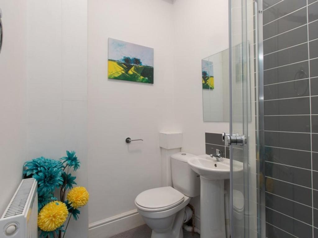 Townhouse @ 166 Ruskin Road Crewe - Three-Bedroom House