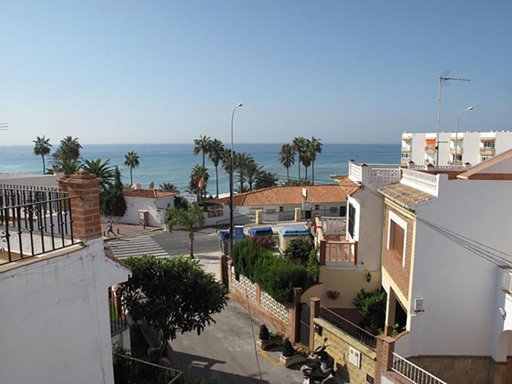 uitzicht op een stad met de oceaan op de achtergrond bij Hernan Cortes in Nerja