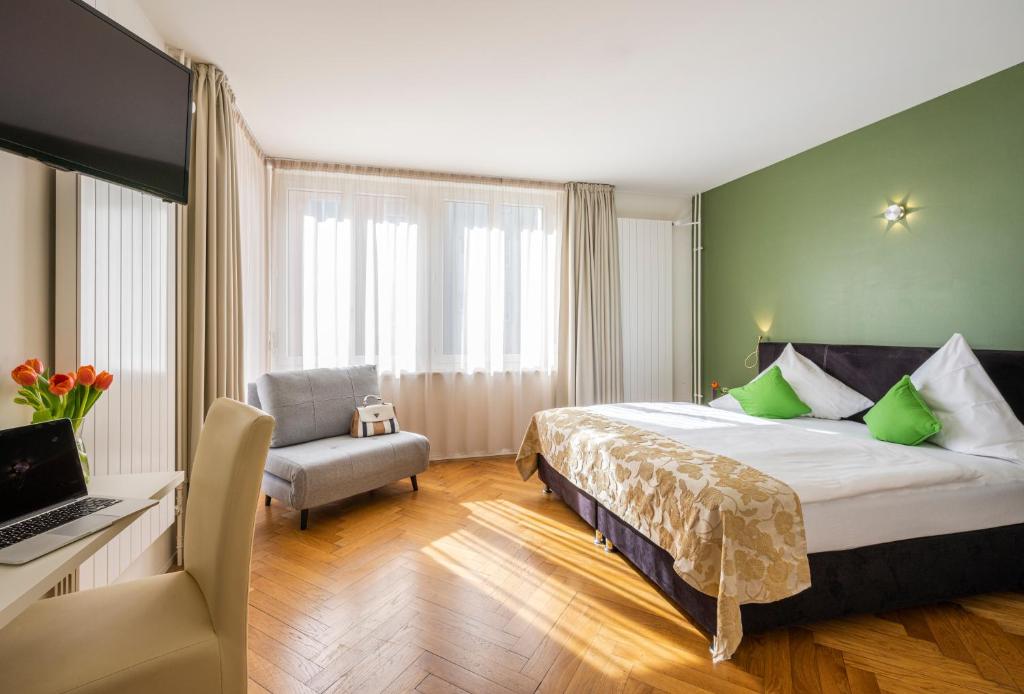 Hotel Oltnerhof - Self Check in في أولتن: غرفه فندقيه بسرير وكرسي