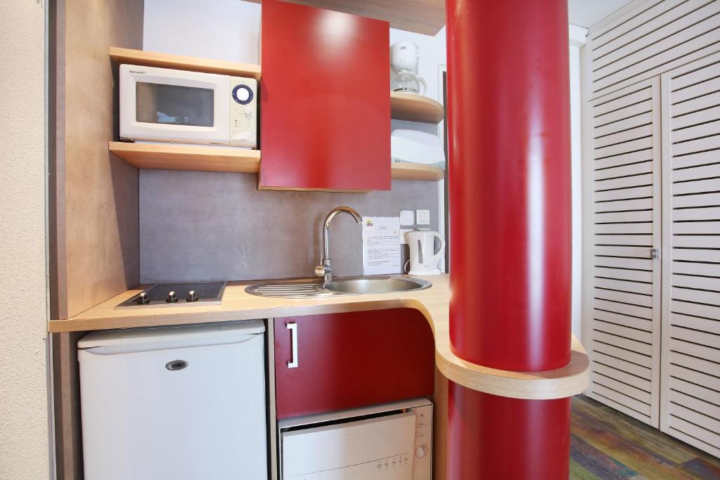 Kuchyň nebo kuchyňský kout v ubytování Suite-Home Orléans-Saran