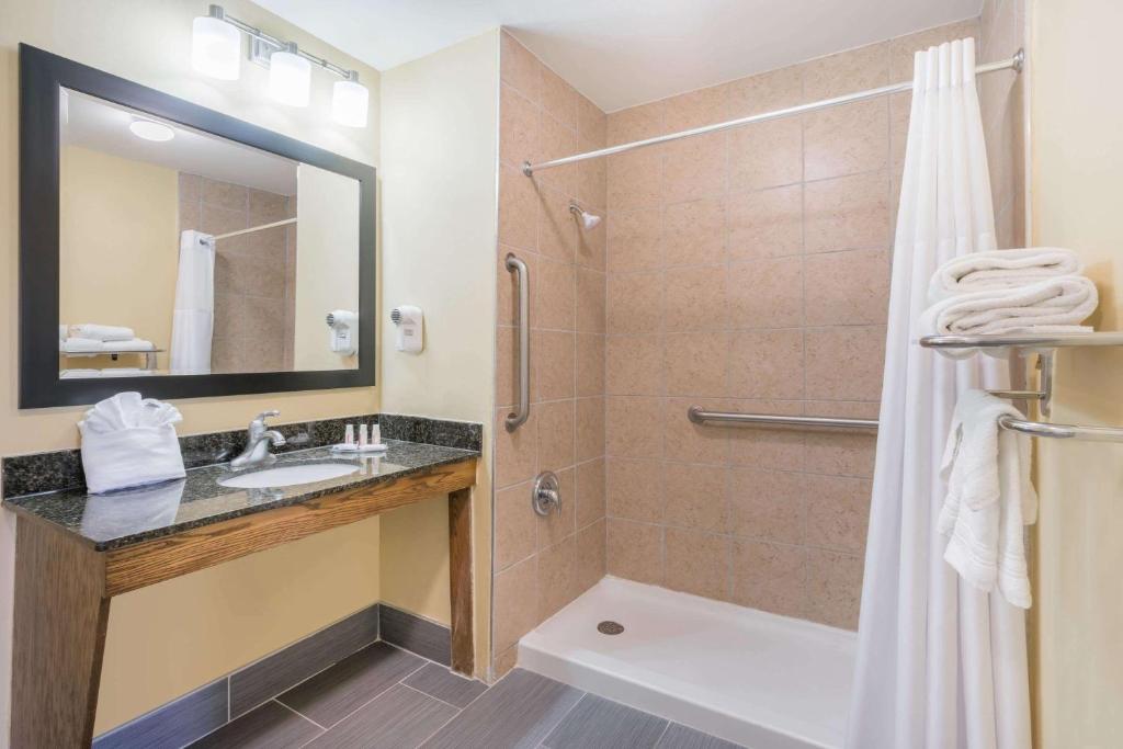 Howard Johnson by Wyndham Dalton - King Room - Disability Access - Non-Smoking