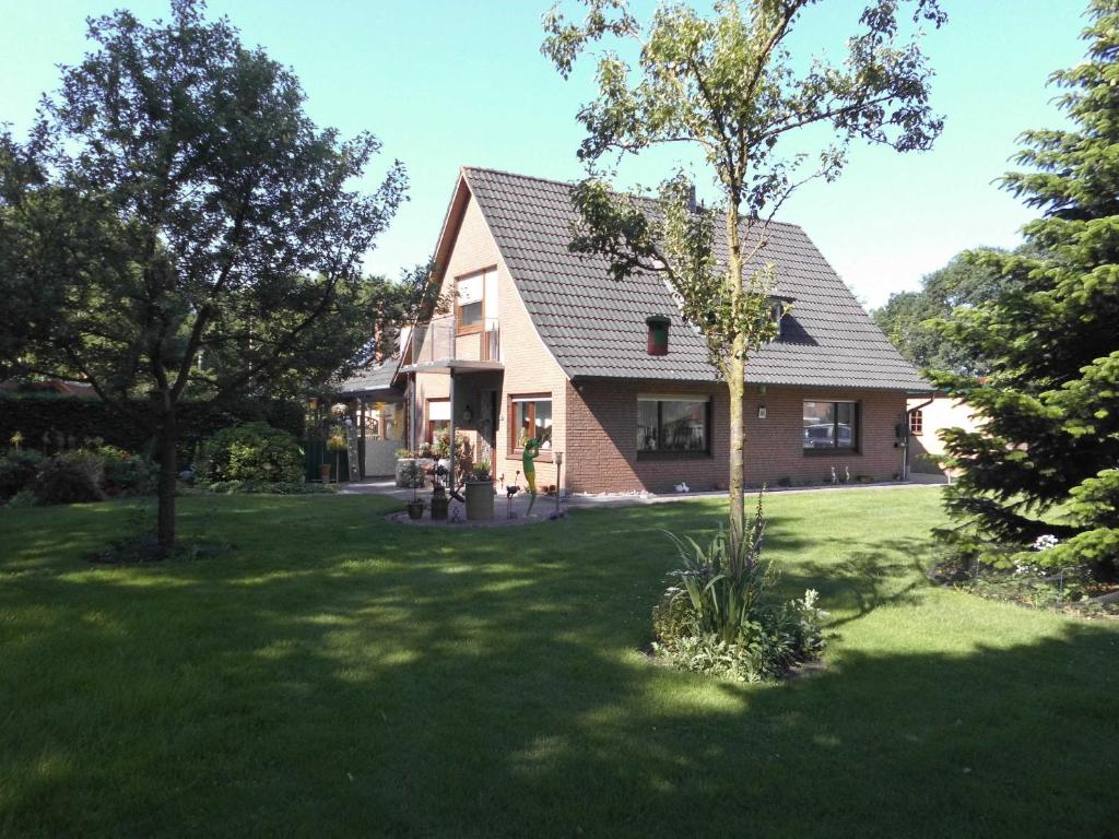 a house with a tree in the yard at Ferienwohnung Meyer, 35176 in Schwerinsdorf