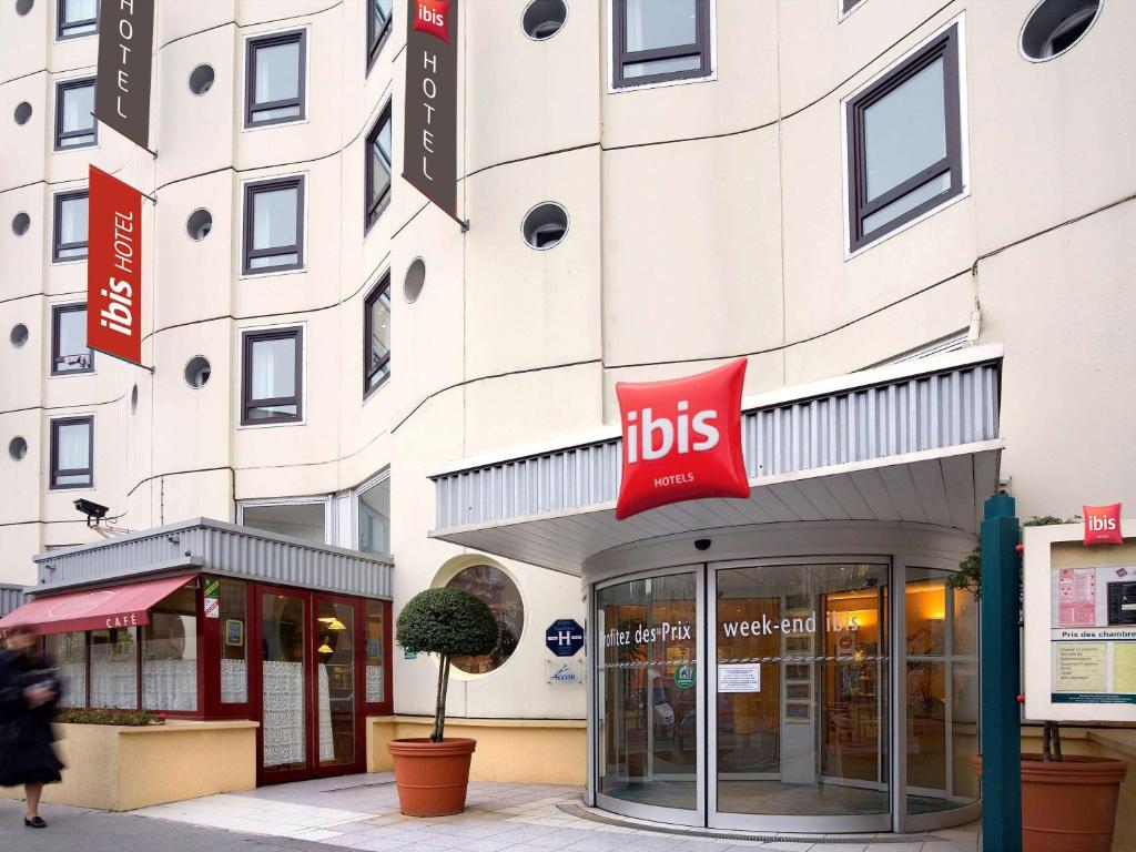a building with a bus sign in front of it at ibis Orléans Centre Foch in Orléans